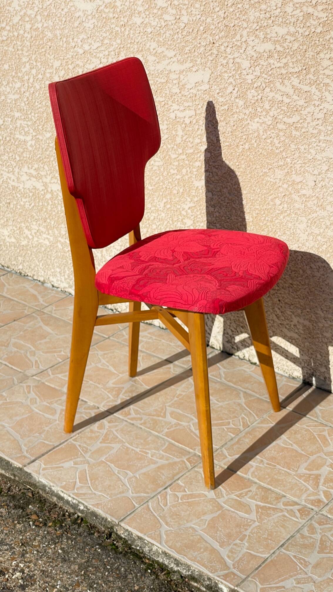 Chaise rétro vintage rouge graphique