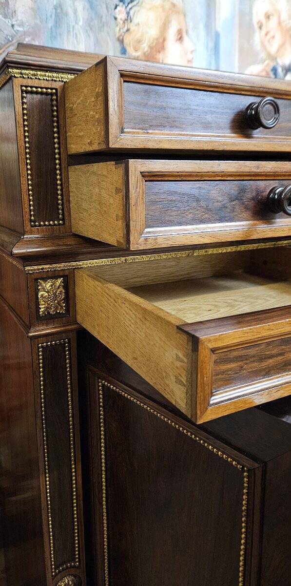 Sideboard in rosewood in the Charles X style, of fine cabinetmaking quality.