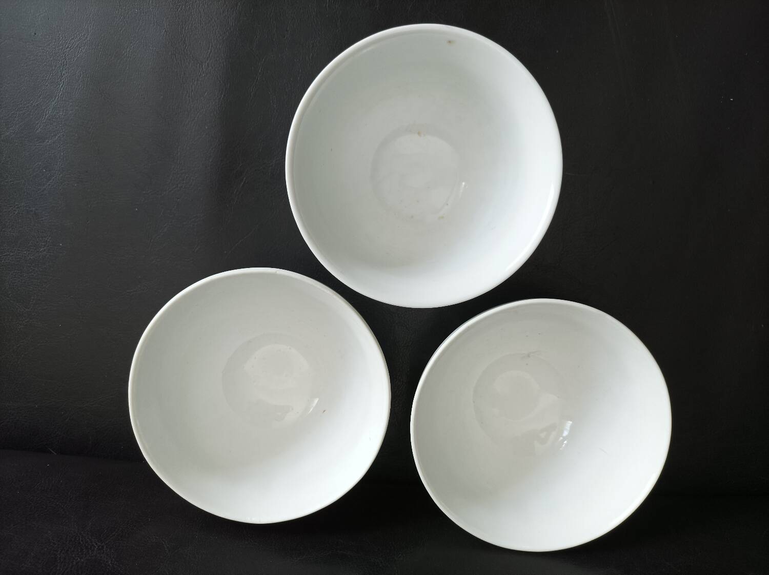 Set of 3 white ribbed bowls