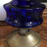 Lampe à pétrole en verre bleu cobalt et laiton estampillé "Sail Boat Brand"