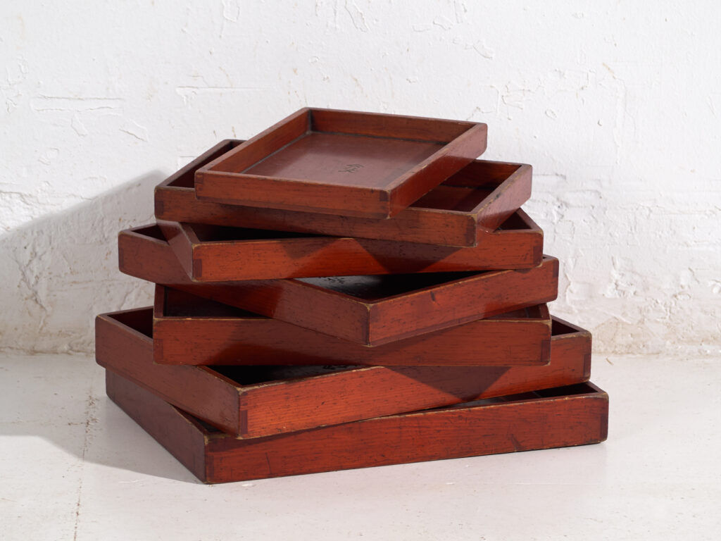 Plateaux japonais anciens empilables en bois teinté – période Taishō–Showa (c.1910–1940)