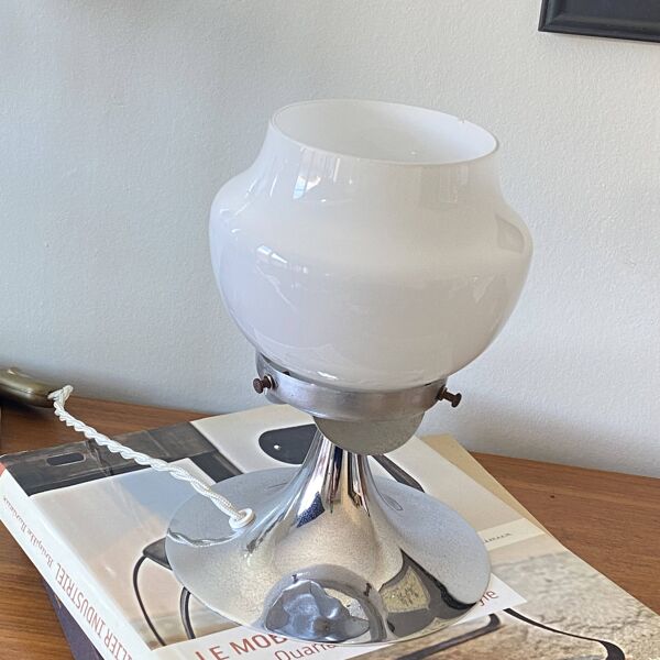 Lampe vintage globe en verre en verre opaline blanc et métal chromé