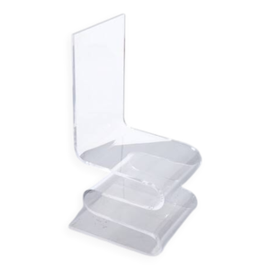 Imposante chaise en plexiglass