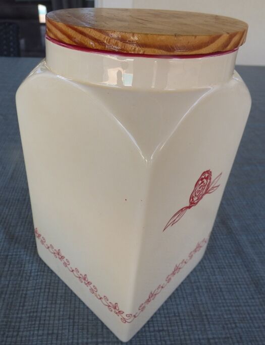 Large jar and its faience lid and wooden lid