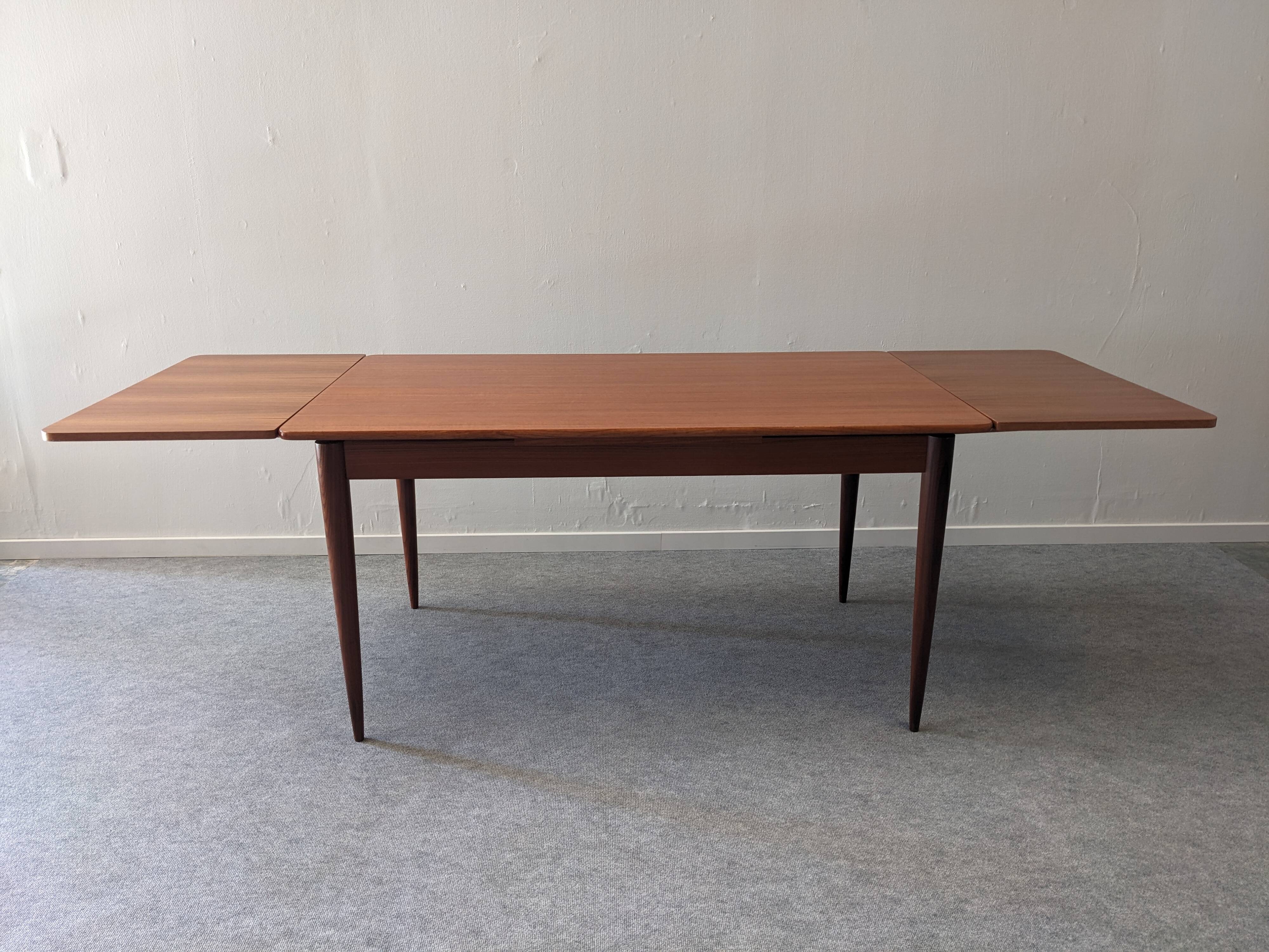 Scandinavian extendable teak dining table from the 50s/60s