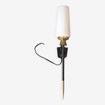 Grande applique torchère 1960 en métal noir, laiton doré et opaline blanche Vintage.