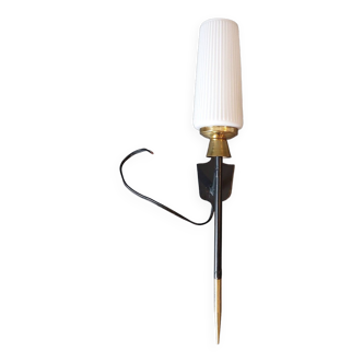 Grande applique torchère 1960 en métal noir, laiton doré et opaline blanche Vintage.