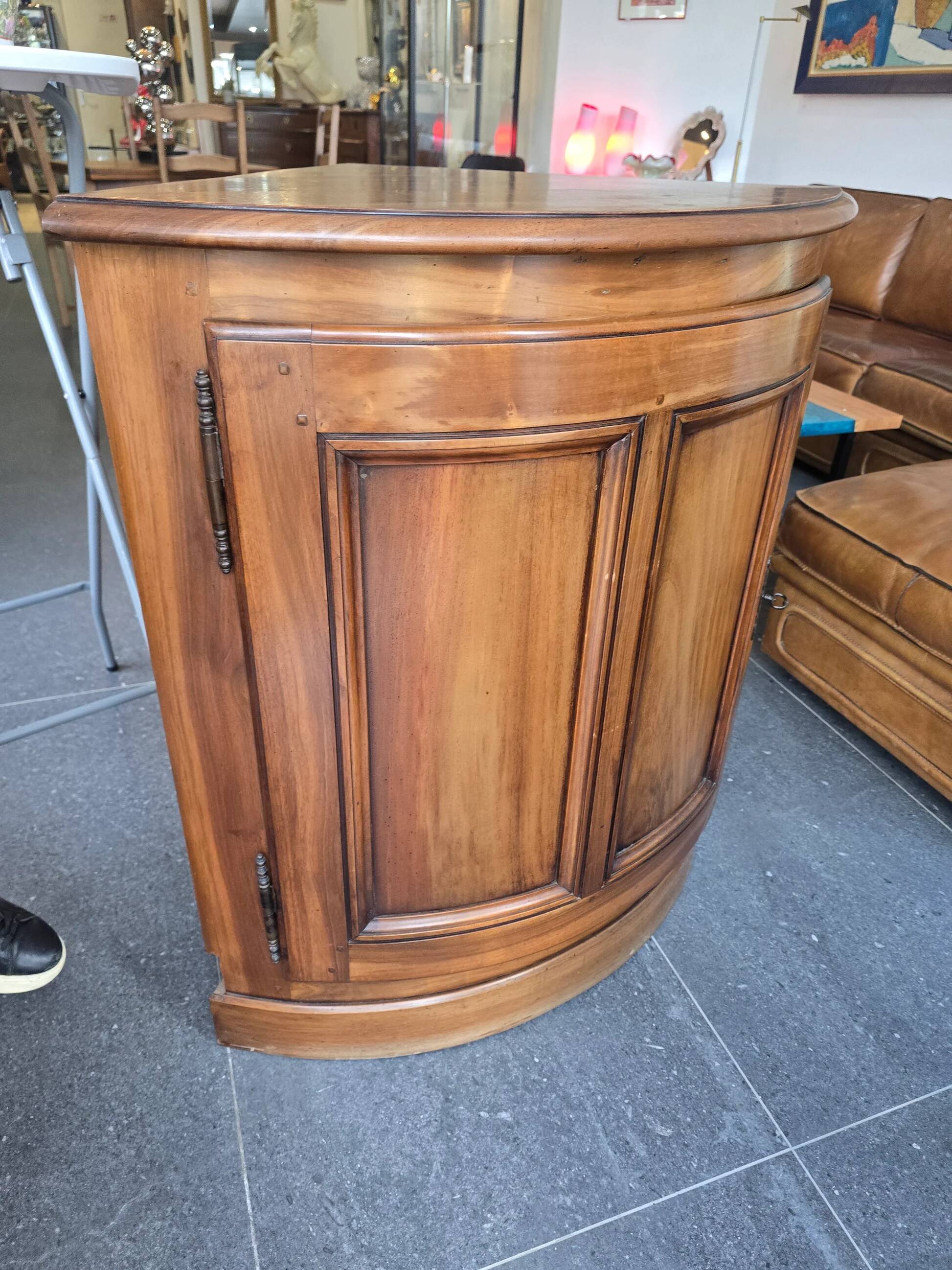 Curved wooden corner unit – Classic style