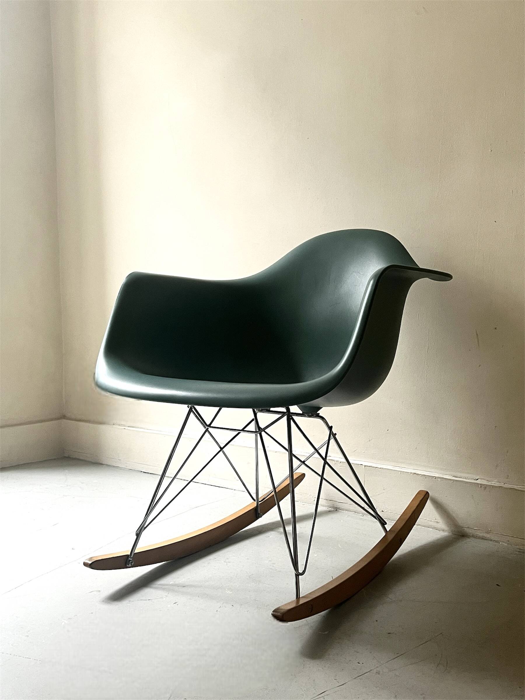 Eames Plastic Armchair RE RAR rocking chair design, Vitra edition.