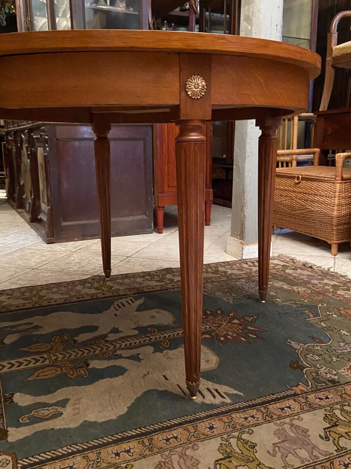 Table ronde style Louis XVI en chêne blond plateau à décor de rosace