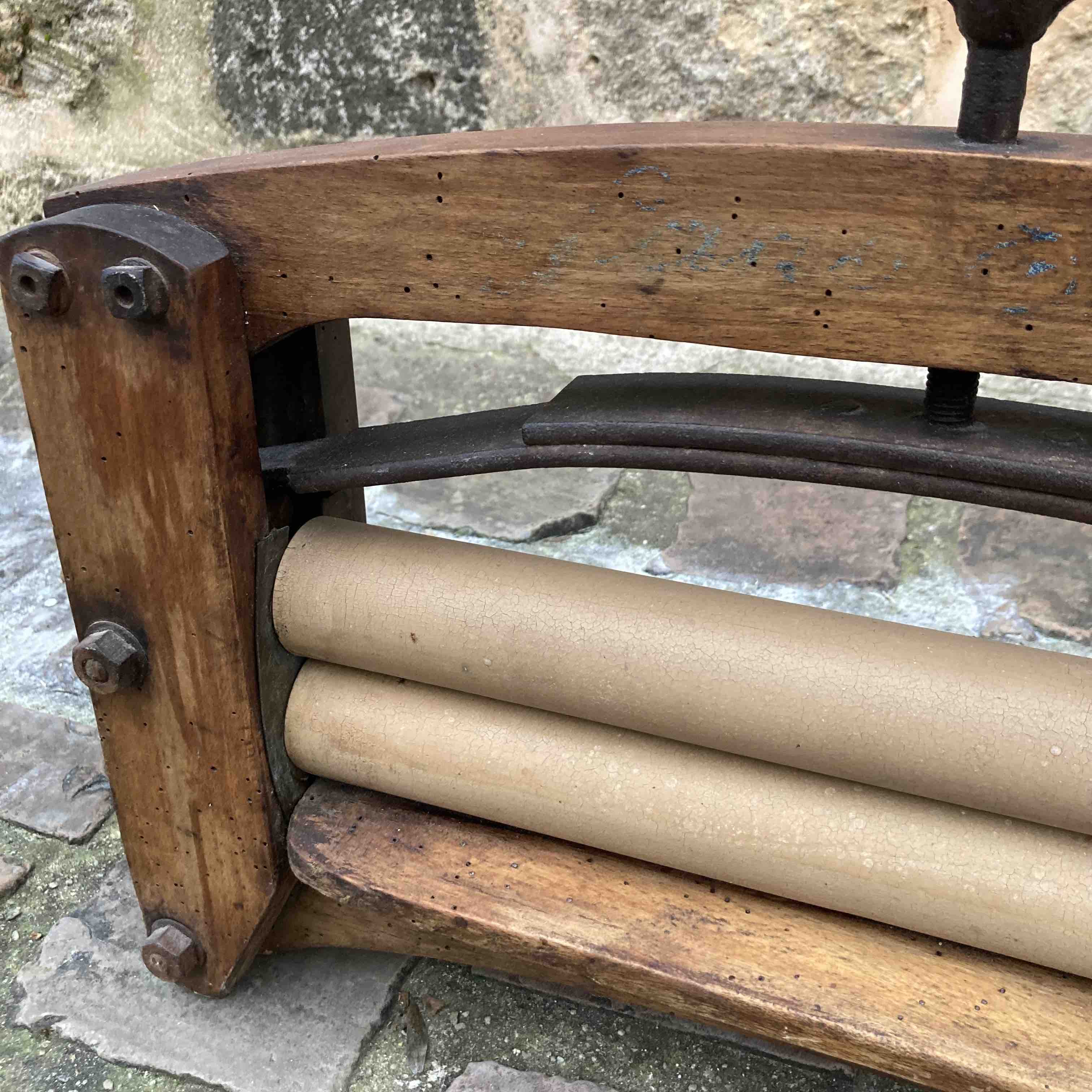 Manual laundry wringer