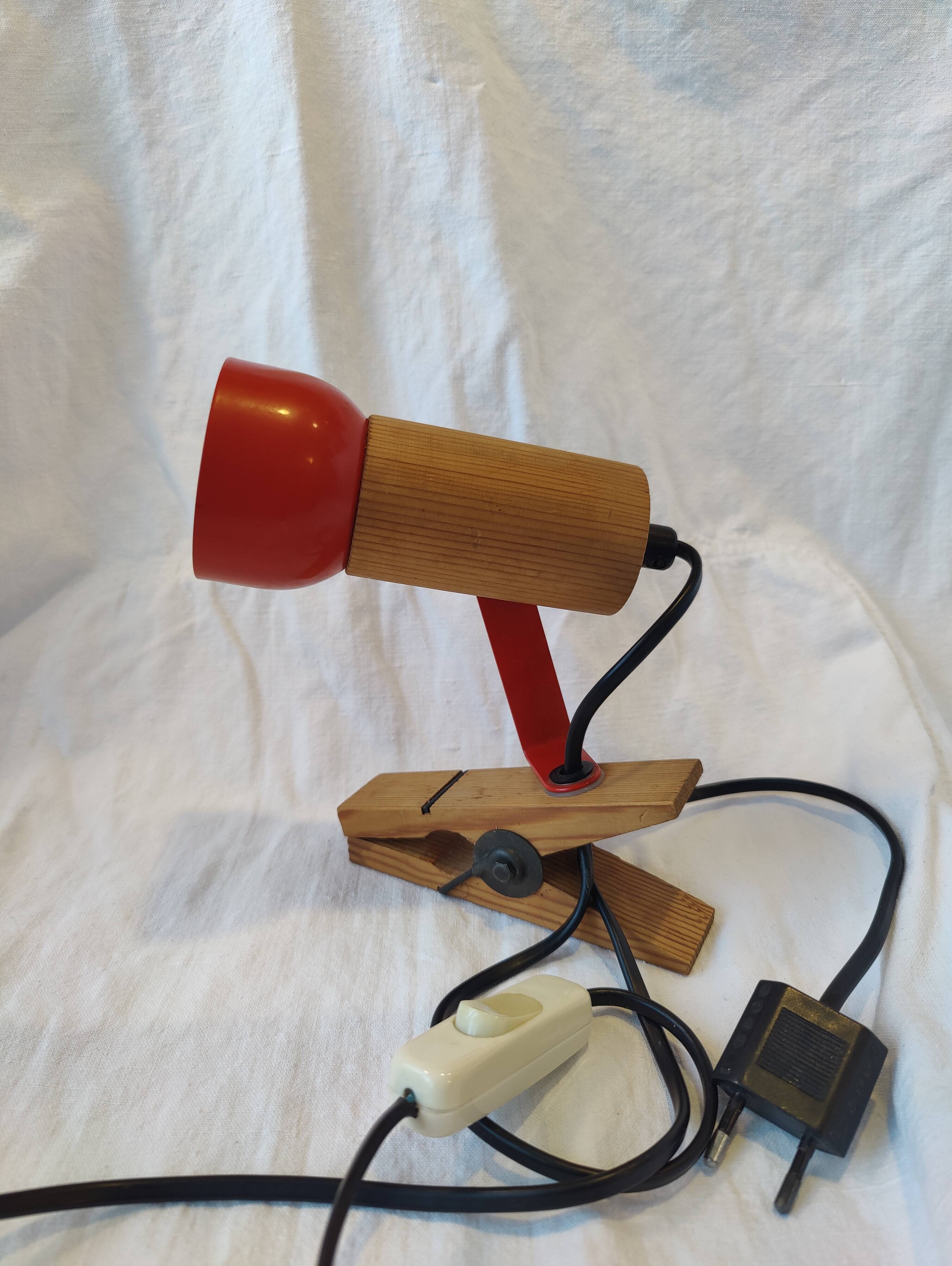 Spot vintage à pince bois et métal rouge