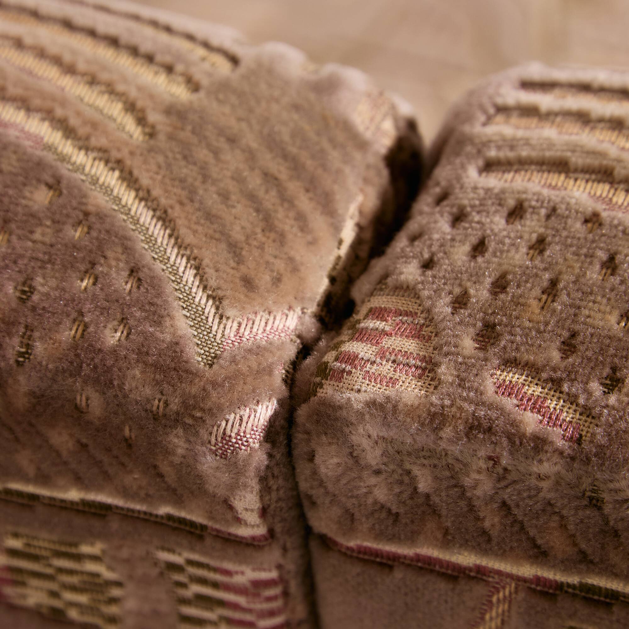 MK11213 Three-seater rosewood sofa