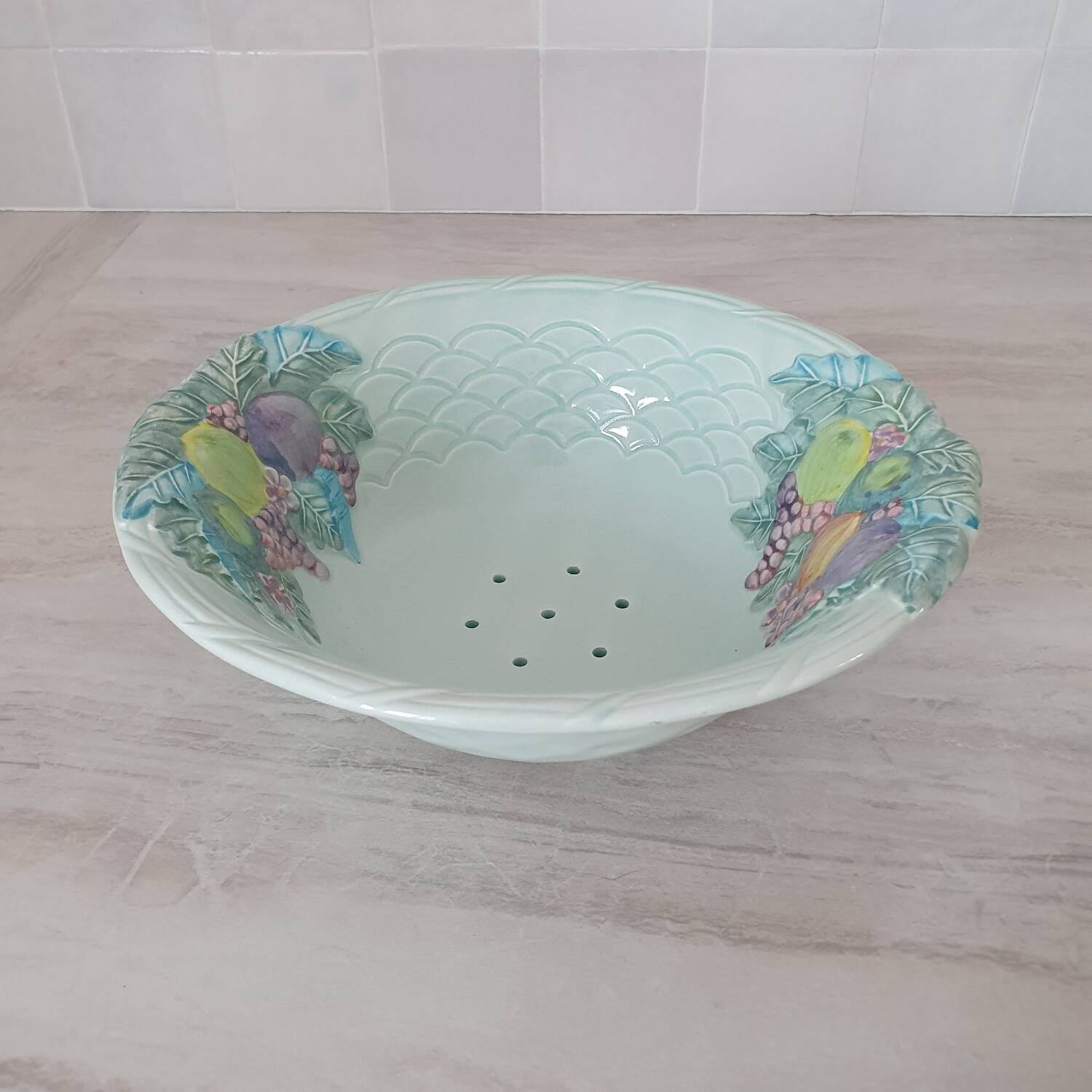 Fruit strainer / salad bowl in Barbotine