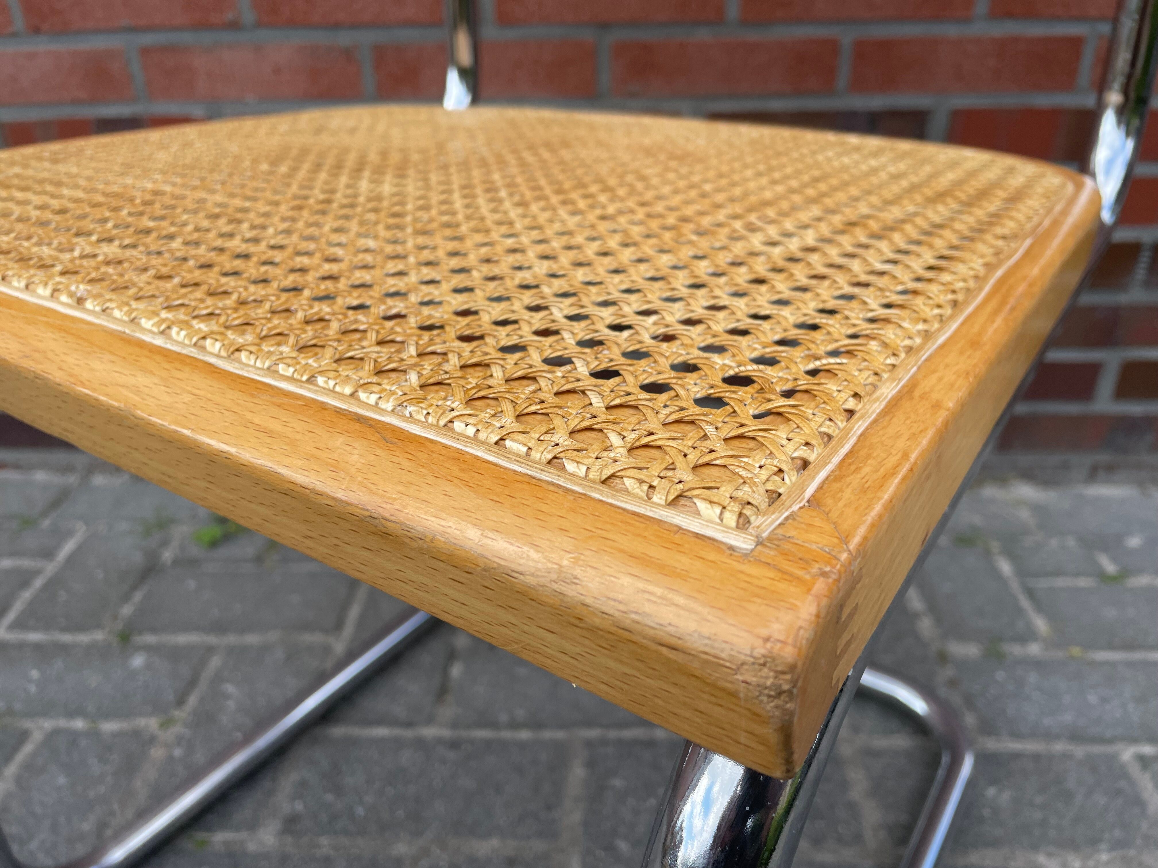 Ensemble de 4 Chaises vintage modèle Cesca B32 en chrome et bois