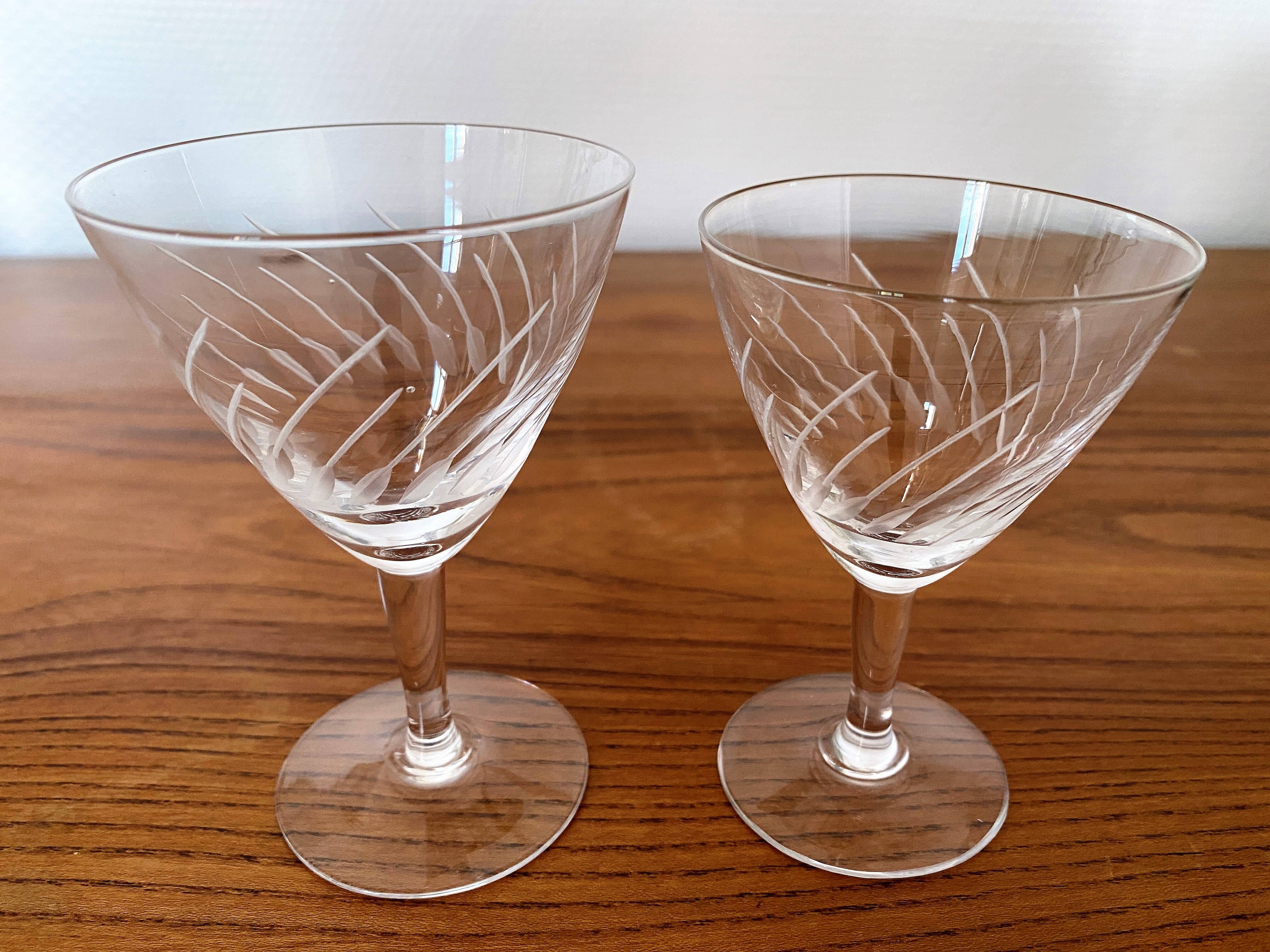 2 engraved glass wine glasses 9 cl and 6 cl