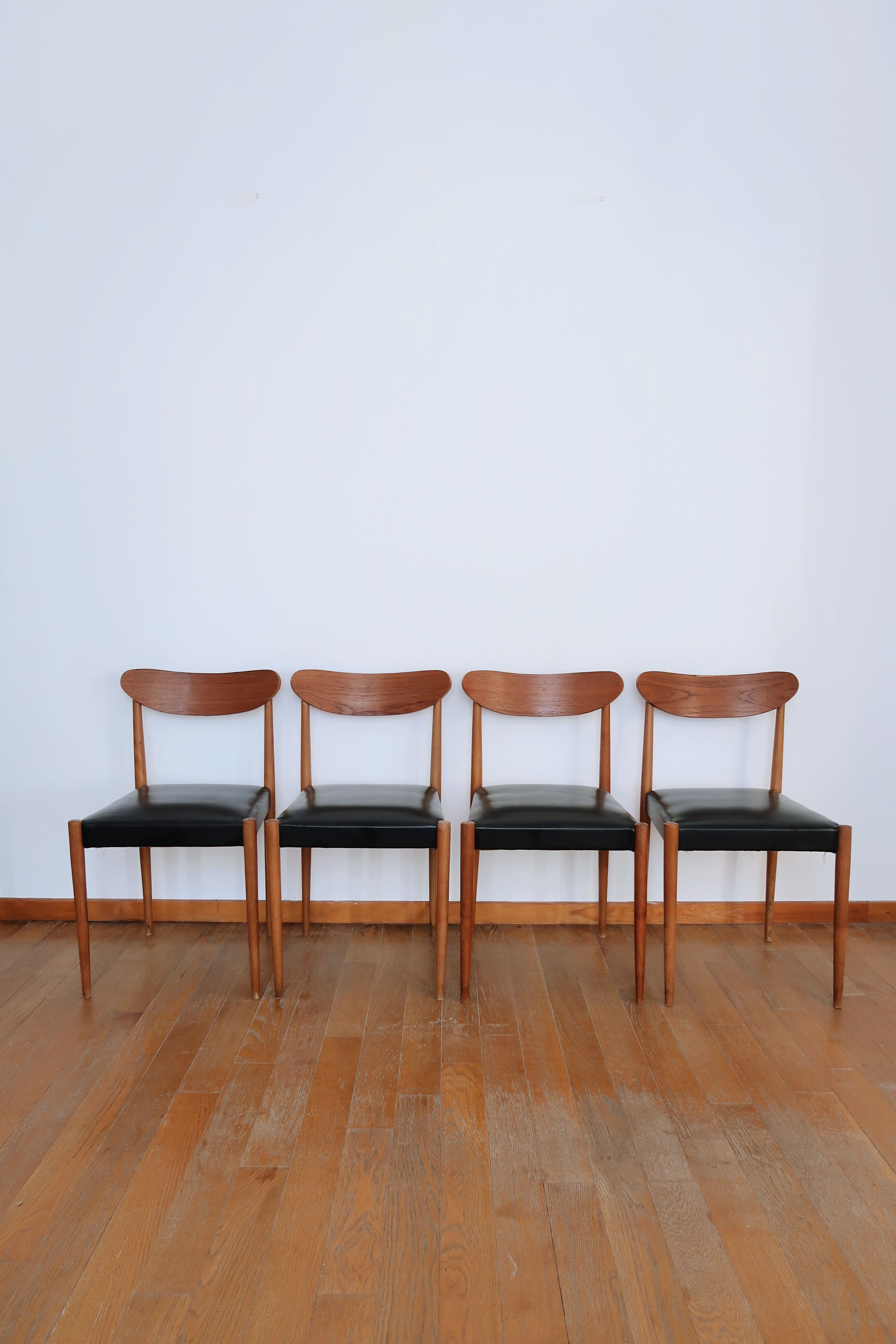 4 Scandinavian chairs skaï black