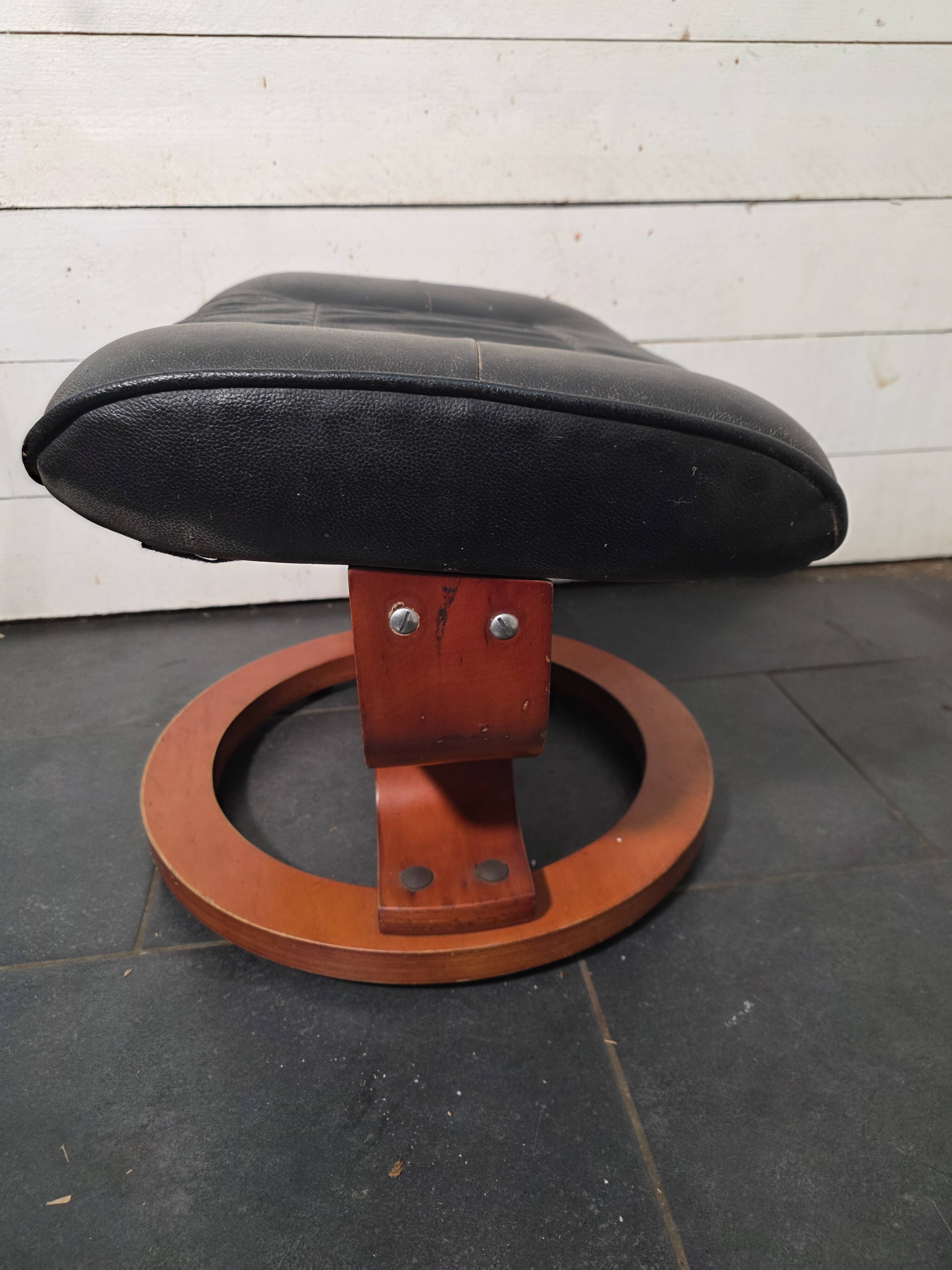 Footrest / Black leather and wood pouf - Stressless
