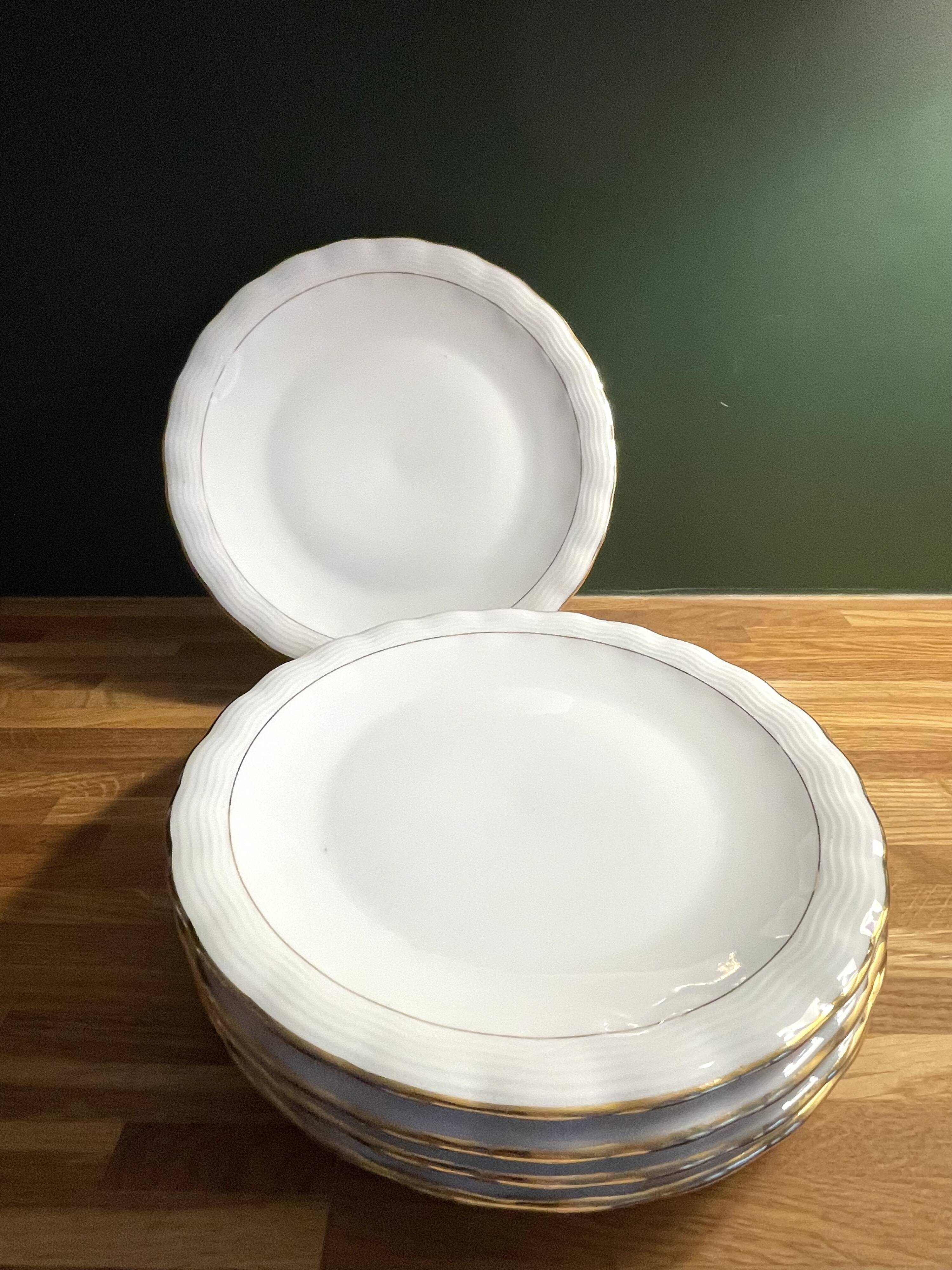 6 assiettes plates en porcelaine de Limoges signé P.Dessagne en très bon ét