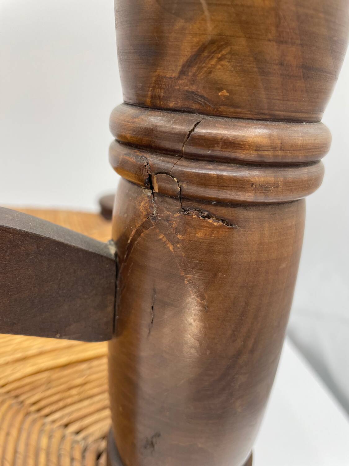 Chaise basse brutalisme bois et paille