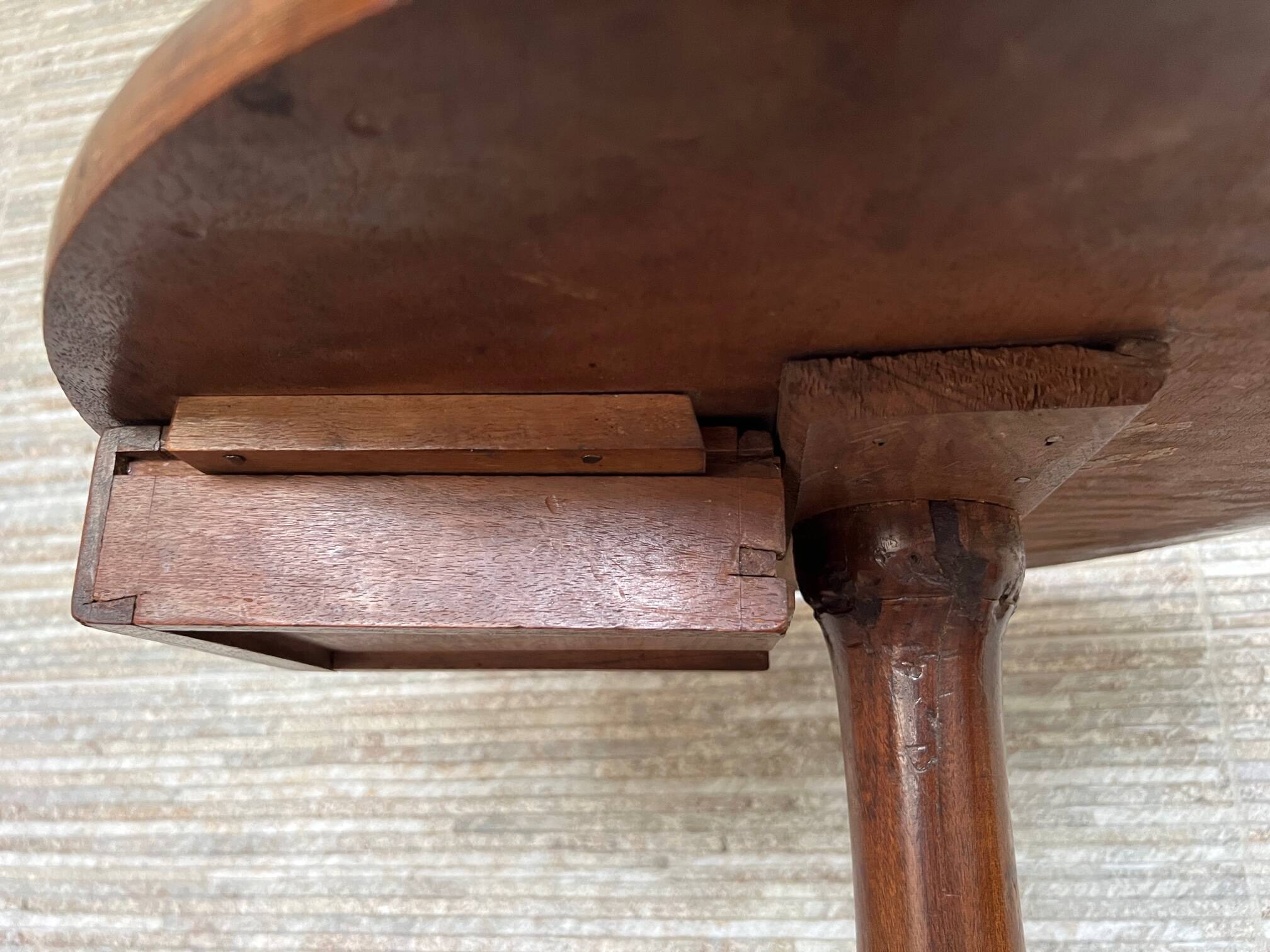 19th century tripod pedestal table in walnut Diam: 49cm