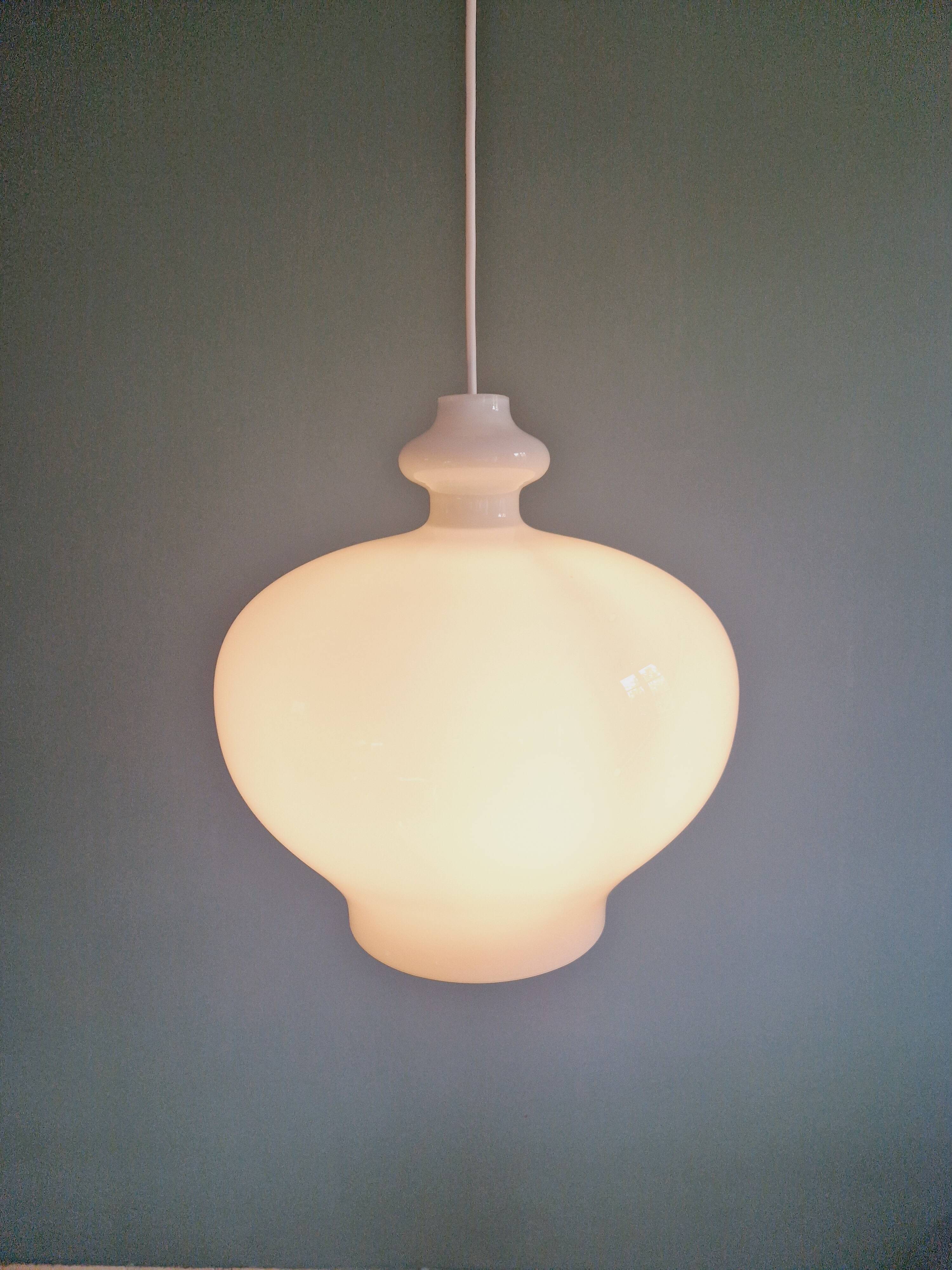 Suspension scandinave en opaline blanche, H.A. Jakobsson, 1960