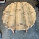 Extendable wooden table