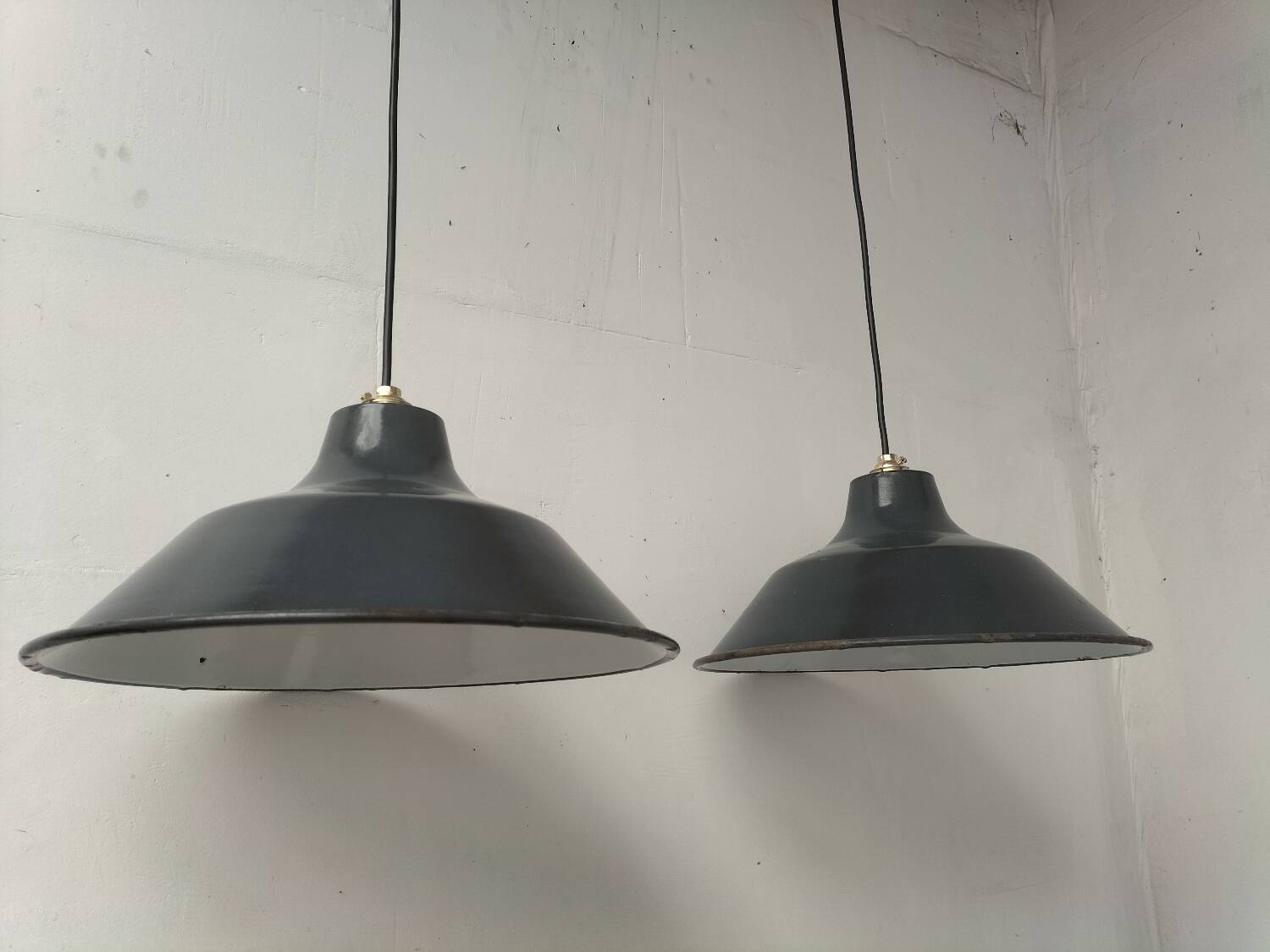 Pair of enamelled sheet metal suspensions