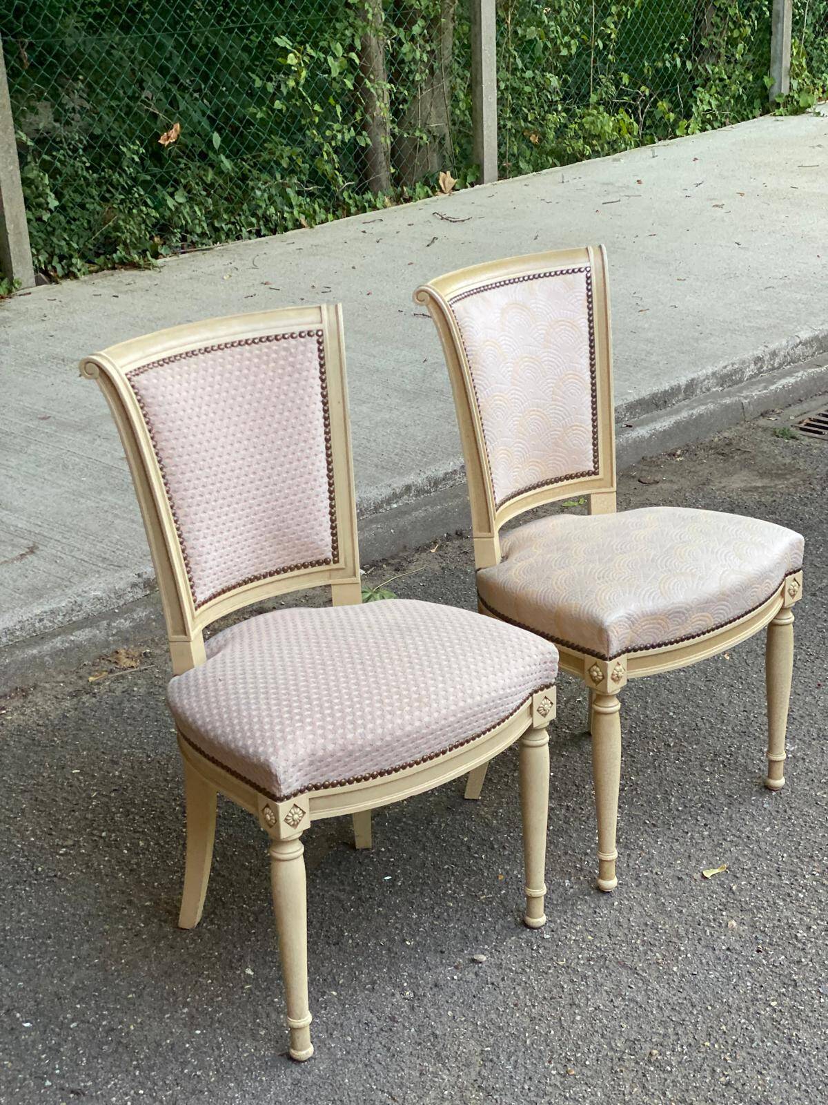 2 chaises Louis XVI en bois beige rembourrées