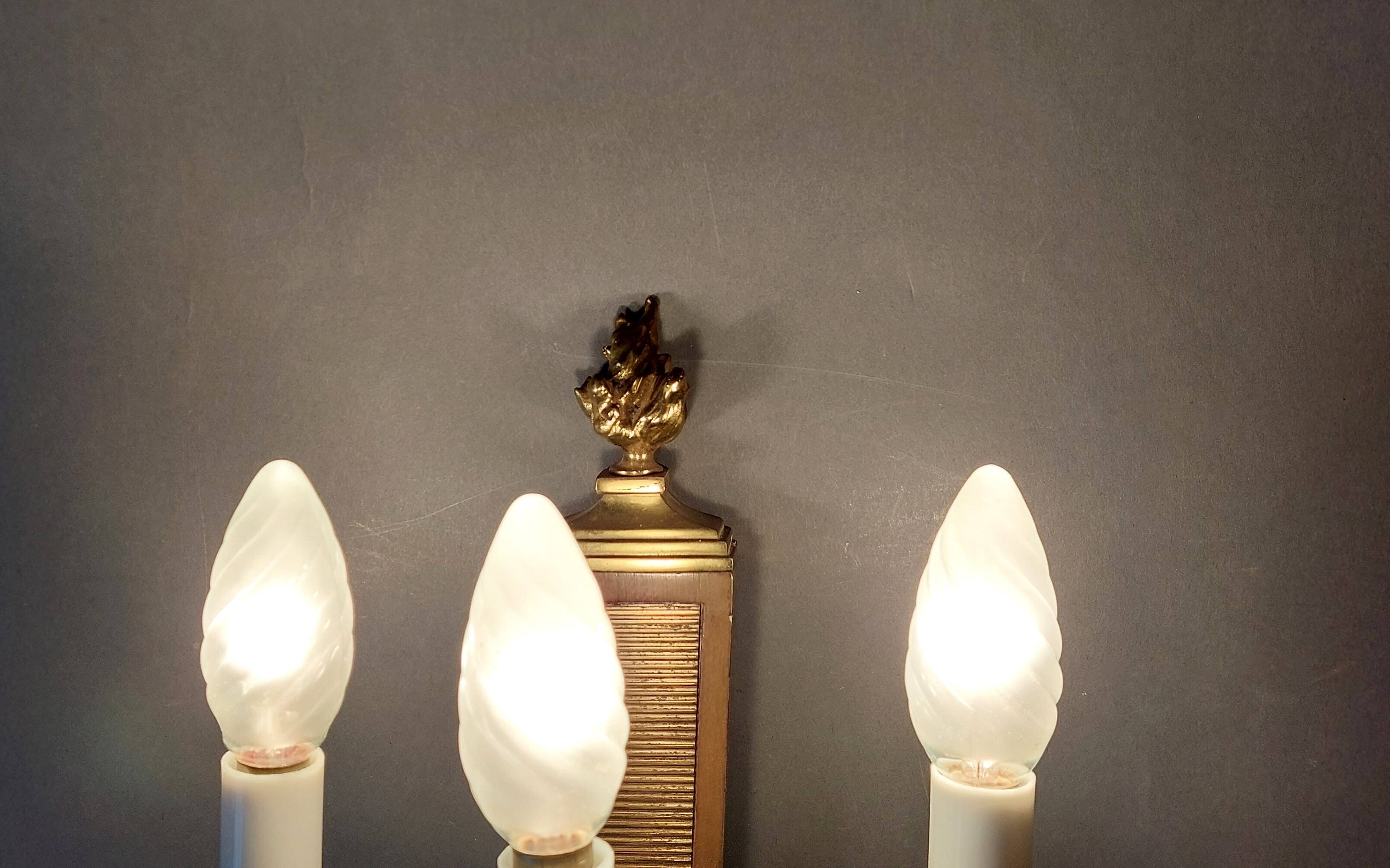 Wall lamp in the shape of a 1940 quiver with three arms, gilded brass and solid mahogany.