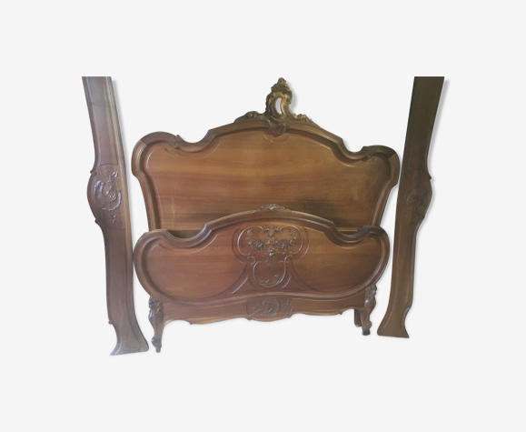 Lit de style Louis XV en noyer sculpté