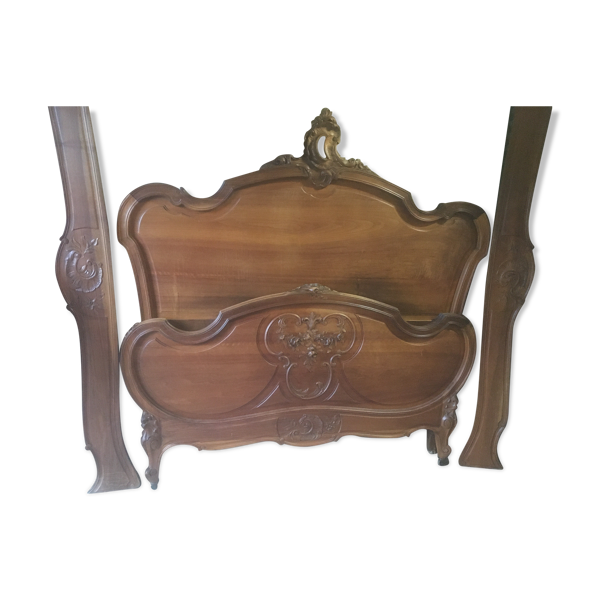 Lit de style Louis XV en noyer sculpté