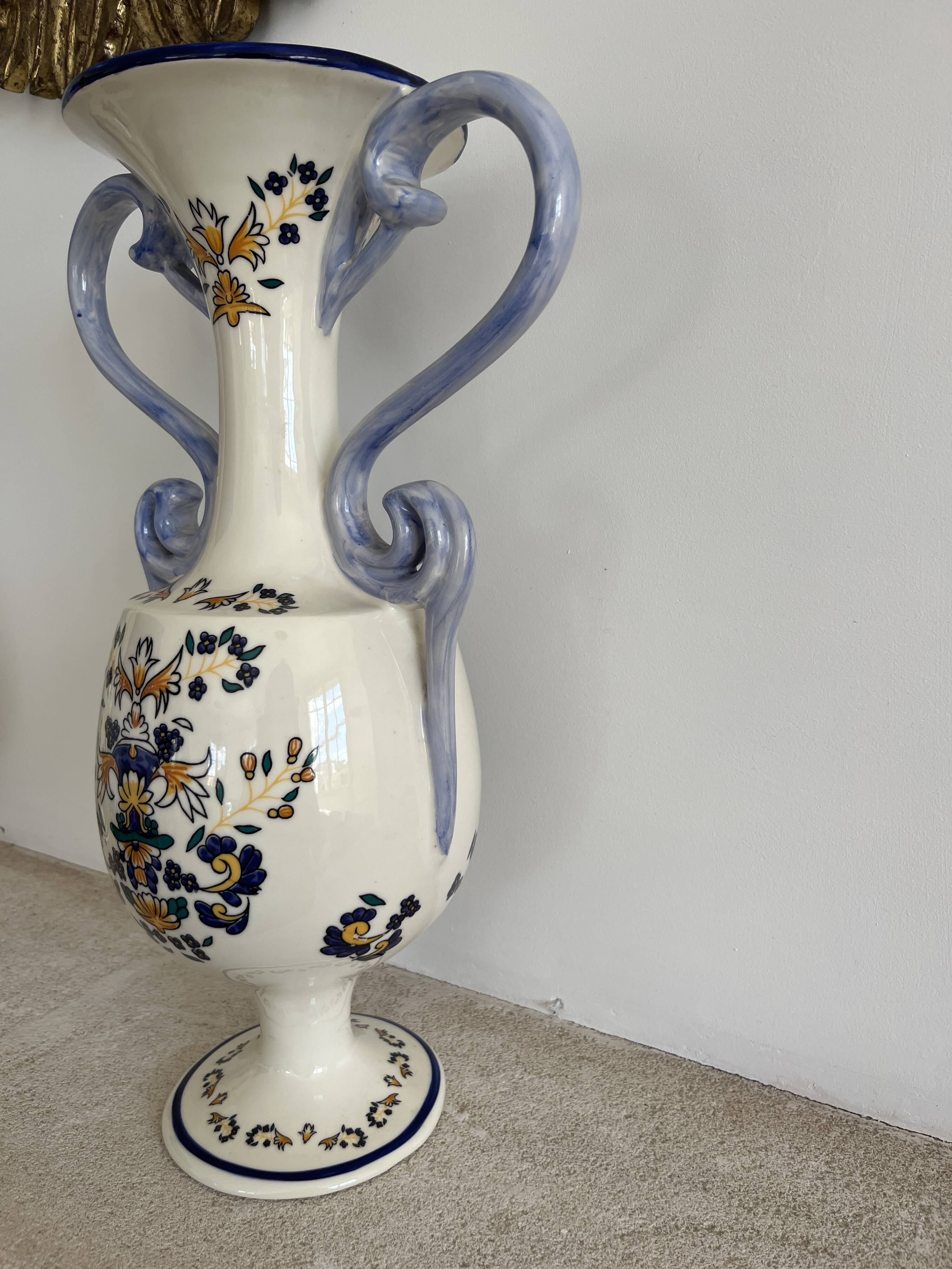 Baluster vase with handles in porcelain with floral decoration.