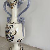 Vase balustre à anses en porcelaine à décor floral
