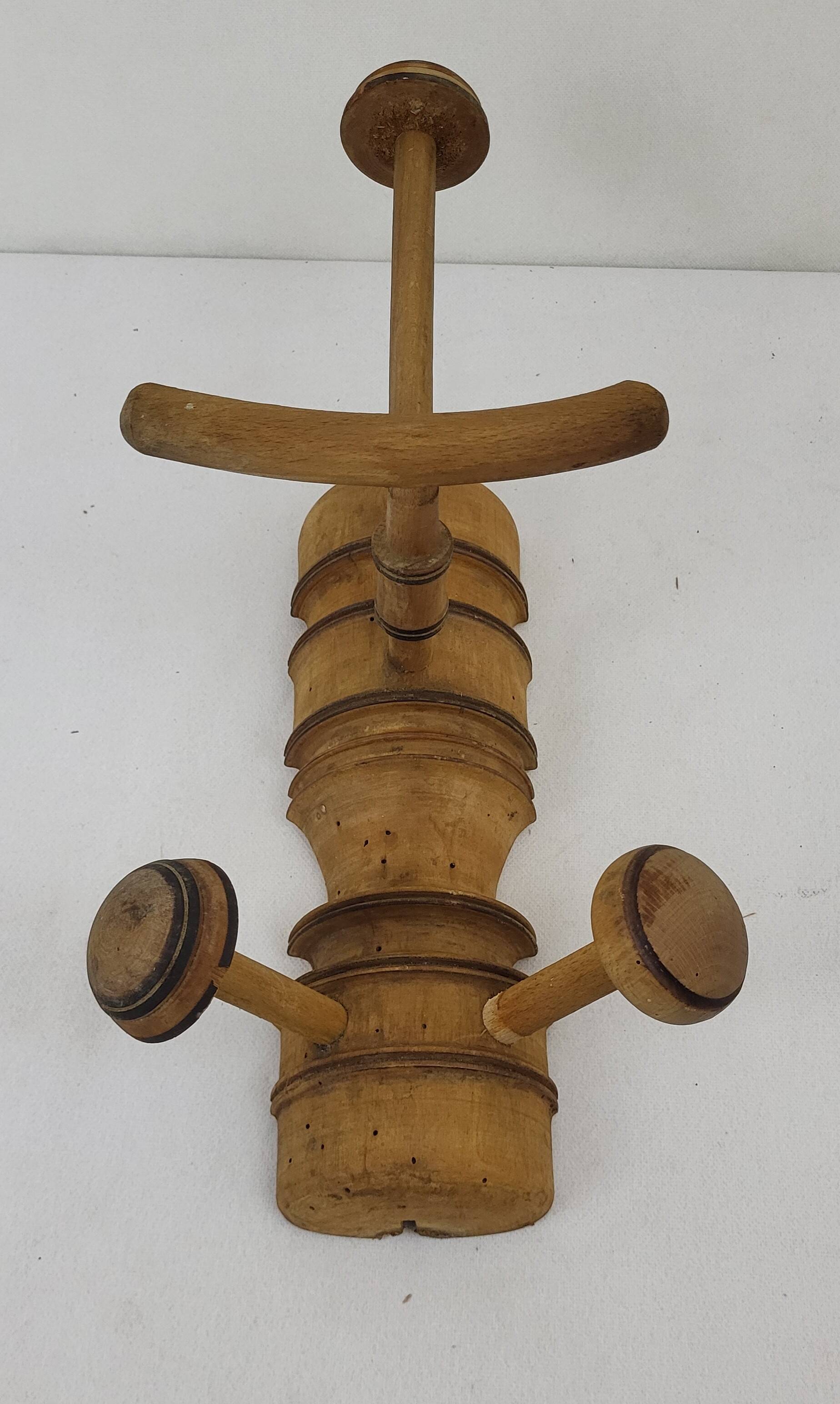 Wall-mounted coat rack