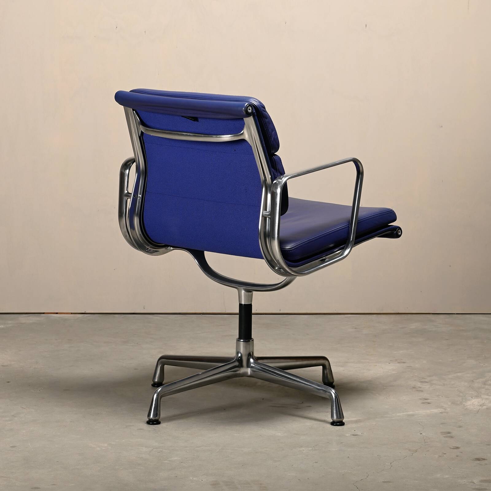 Charles & Ray Eames EA208 Chair in polished aluminum and Indigo blue leather