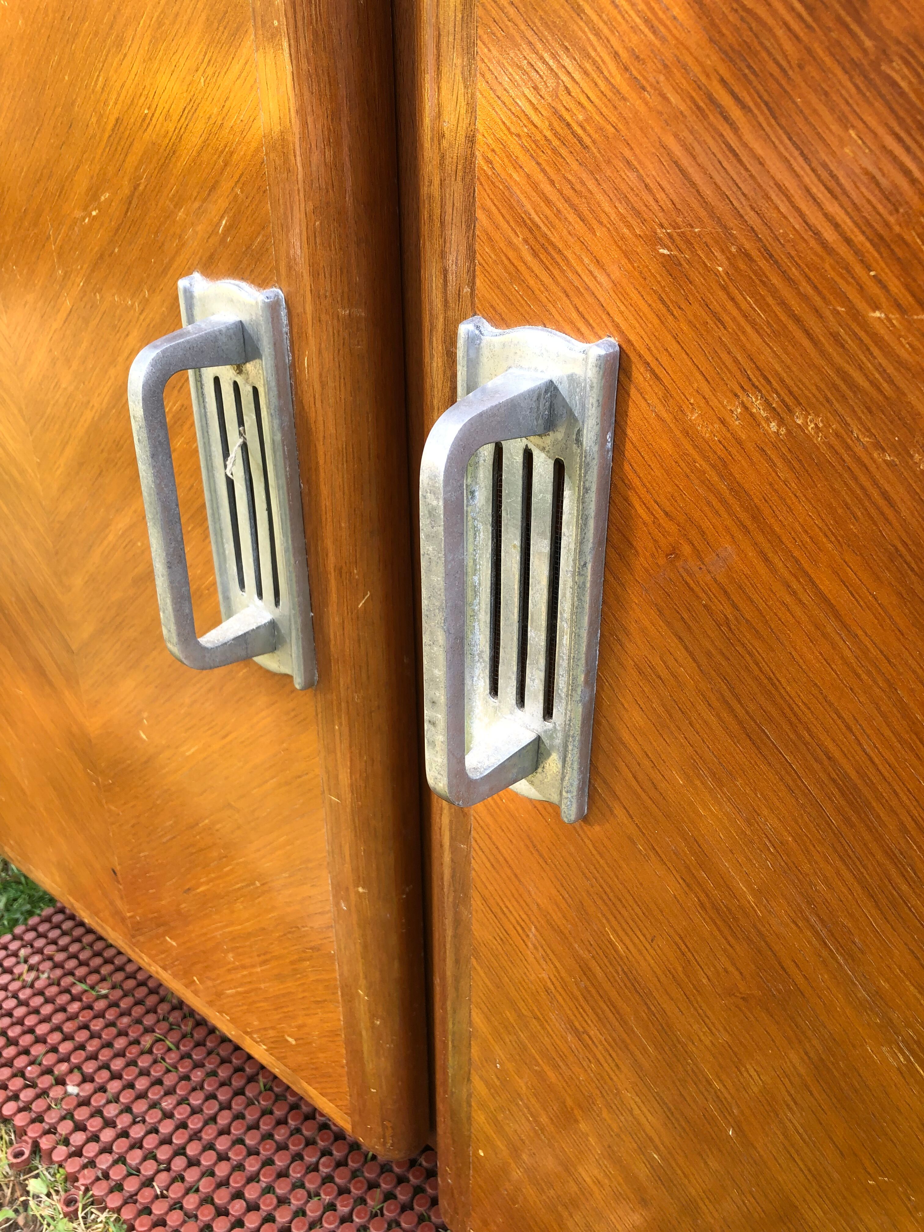 Buffet Mado vintage à 2 portes et 1 tirette en cp chêne.