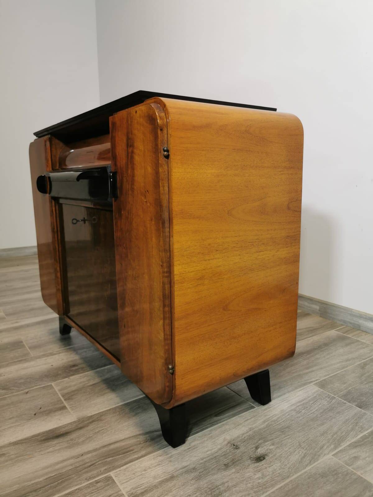 Armoire Gramophone par Jindrich Halabala
