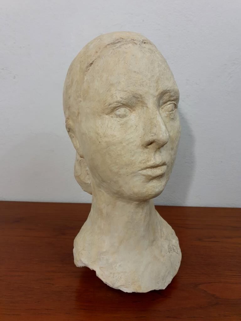 Sculpture bust of a woman