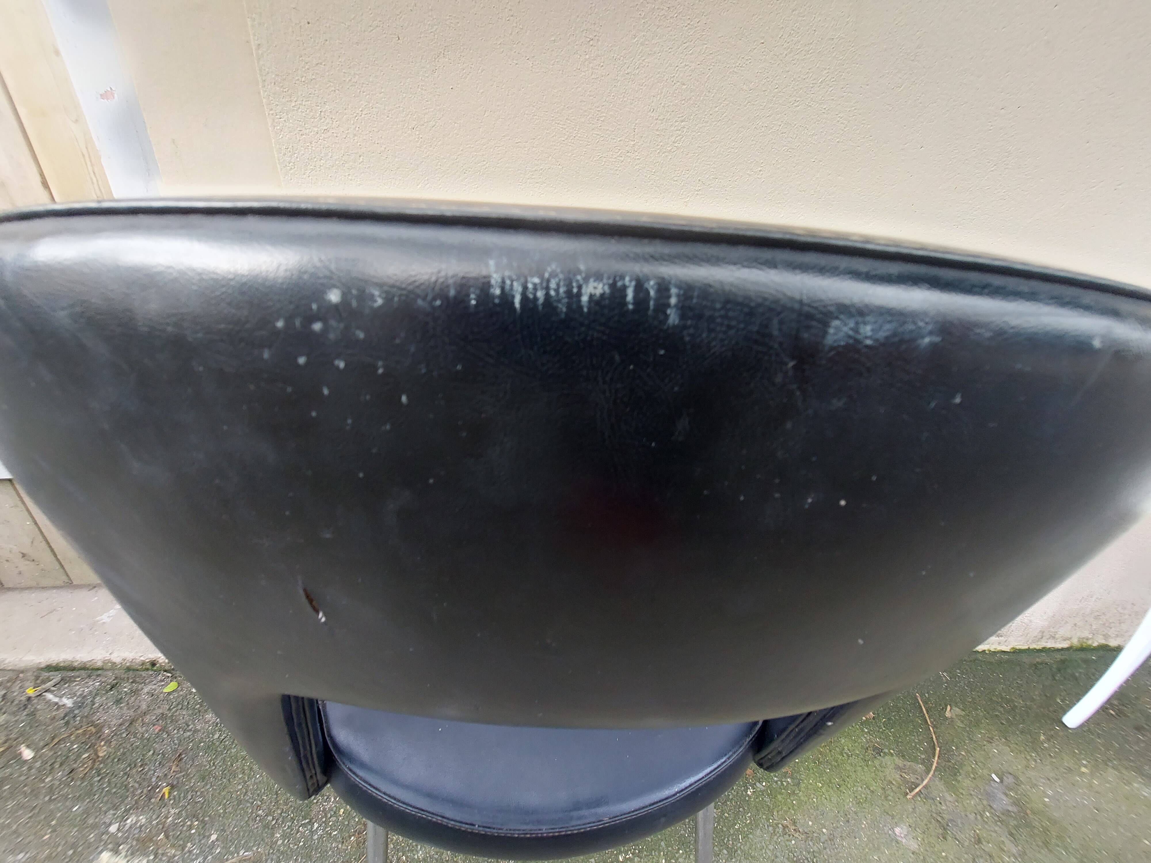 1 chaise noire 1960/70