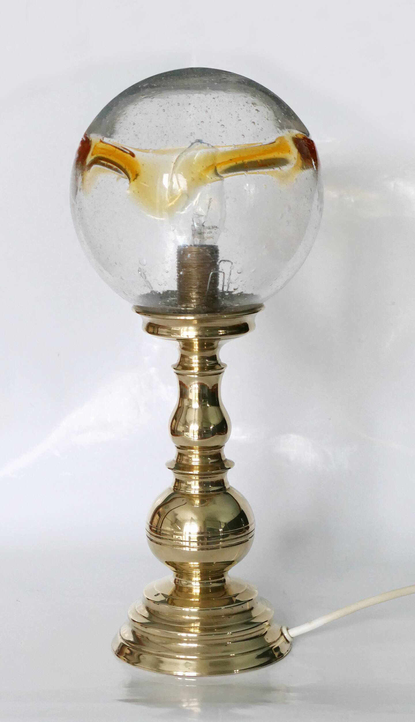 Table lamp in solid brass with a vintage 1970s glass globe.