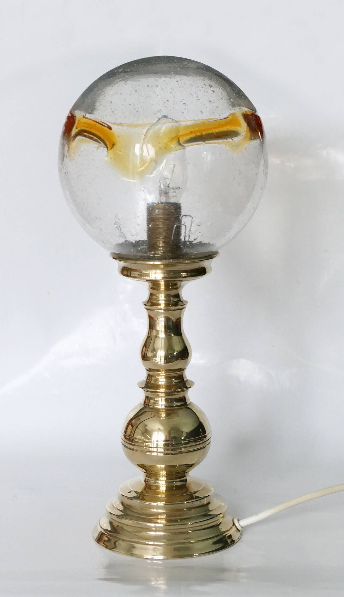 Table lamp in solid brass with a vintage 1970s glass globe.