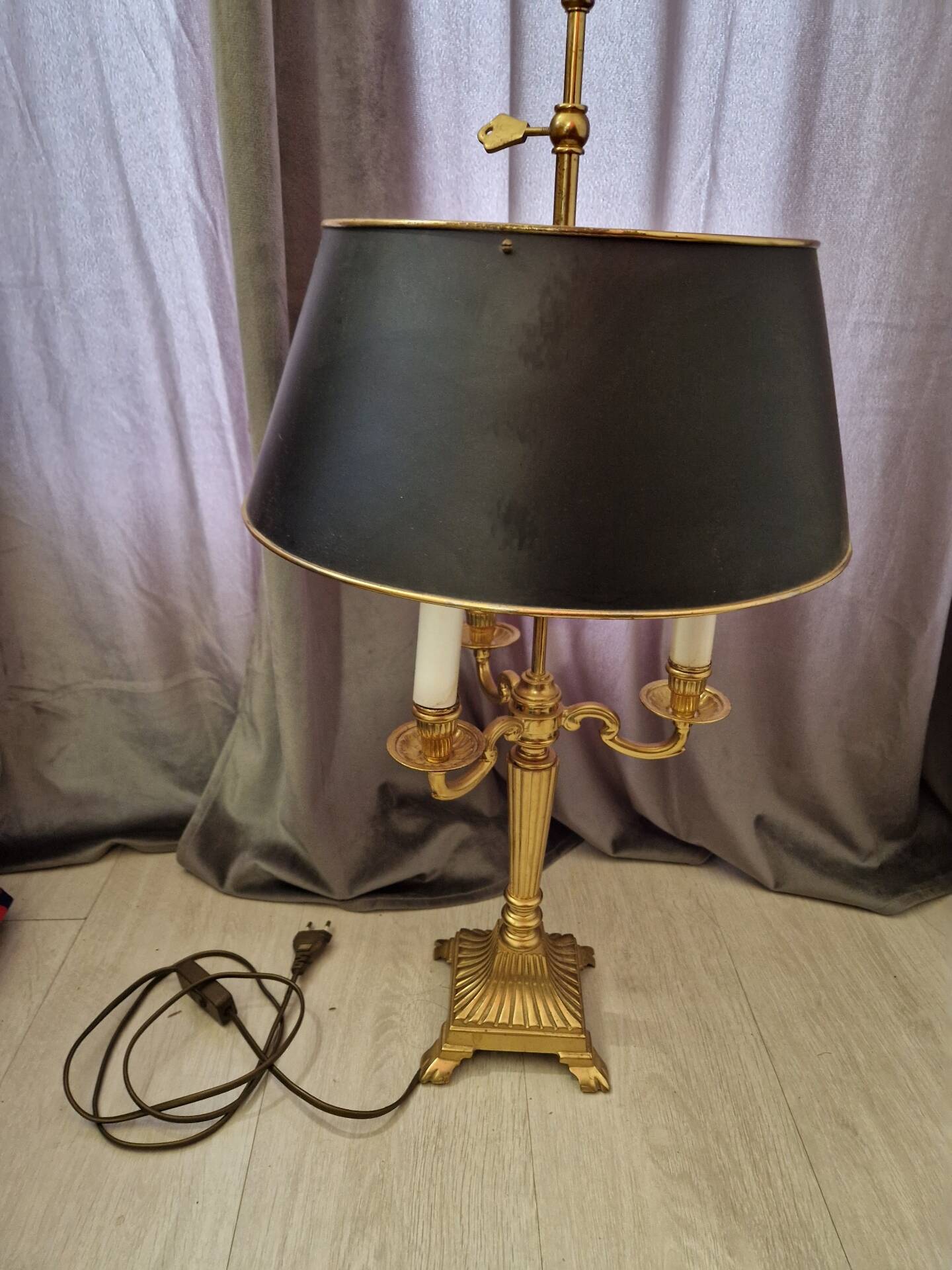 Three-light bouillotte lamp in bronze, Empire style.