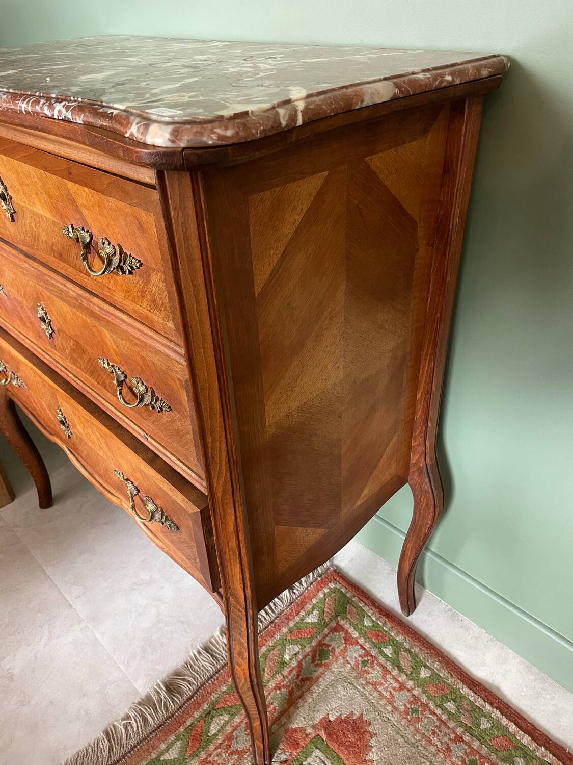 Small Louis XV chest of drawers – veined pink marble