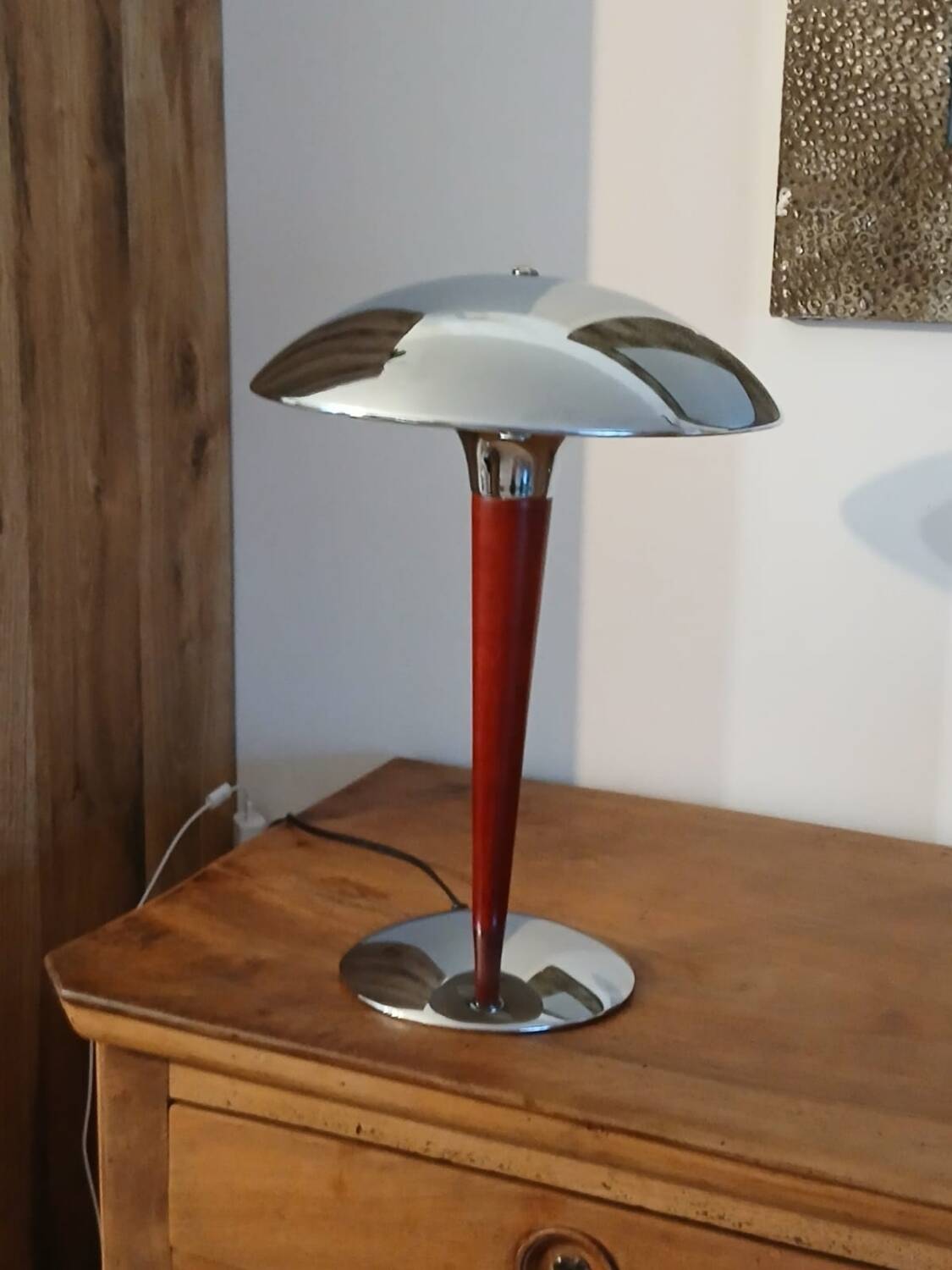 Mushroom lamp called "liner"