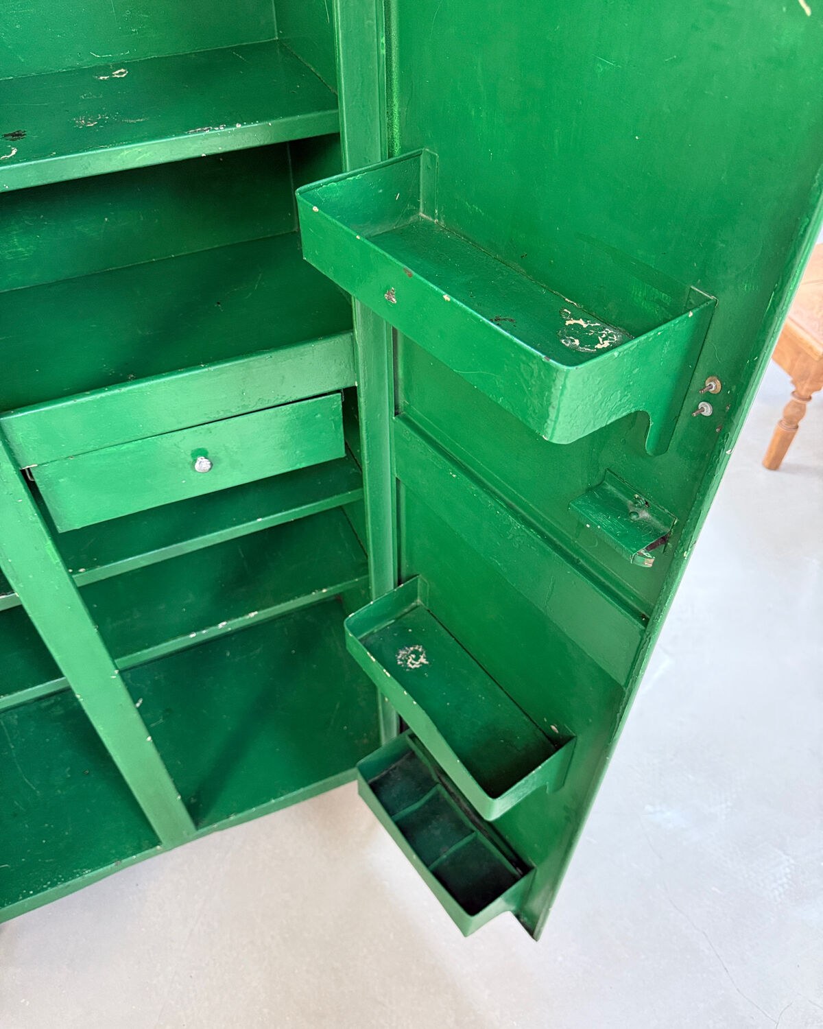 Armoire vintage en métal vert