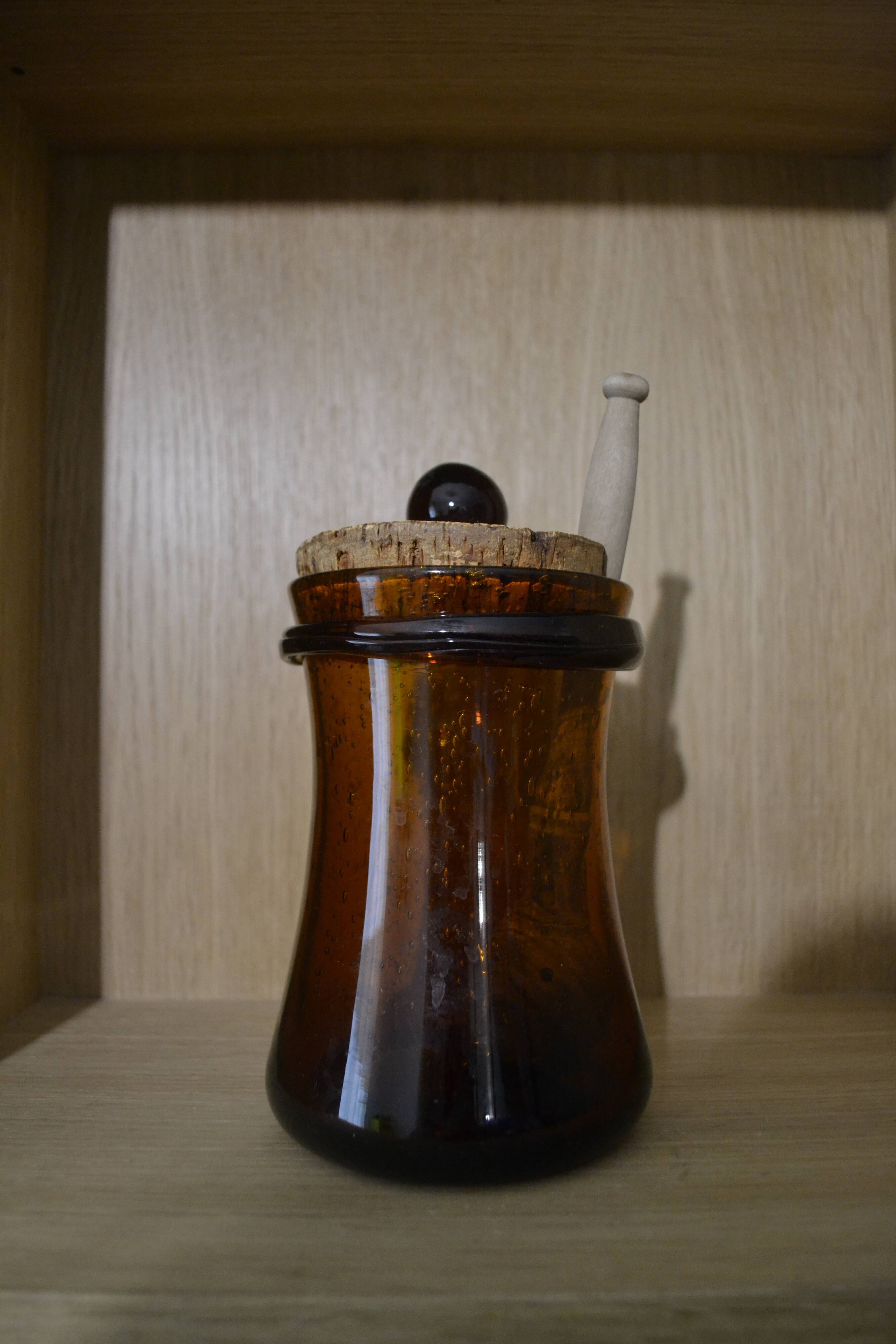 Pot en verre fumé avec son couvercle en liége