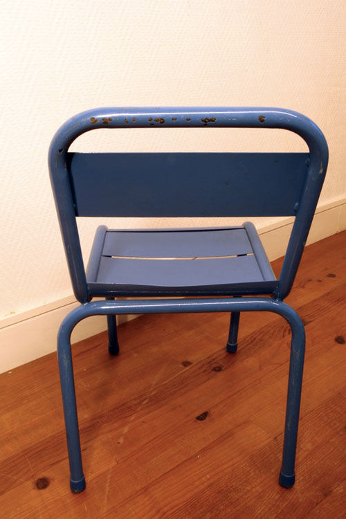 Chaise métallique industrielle bleue pour enfant
