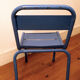 Chaise métallique industrielle bleue pour enfant