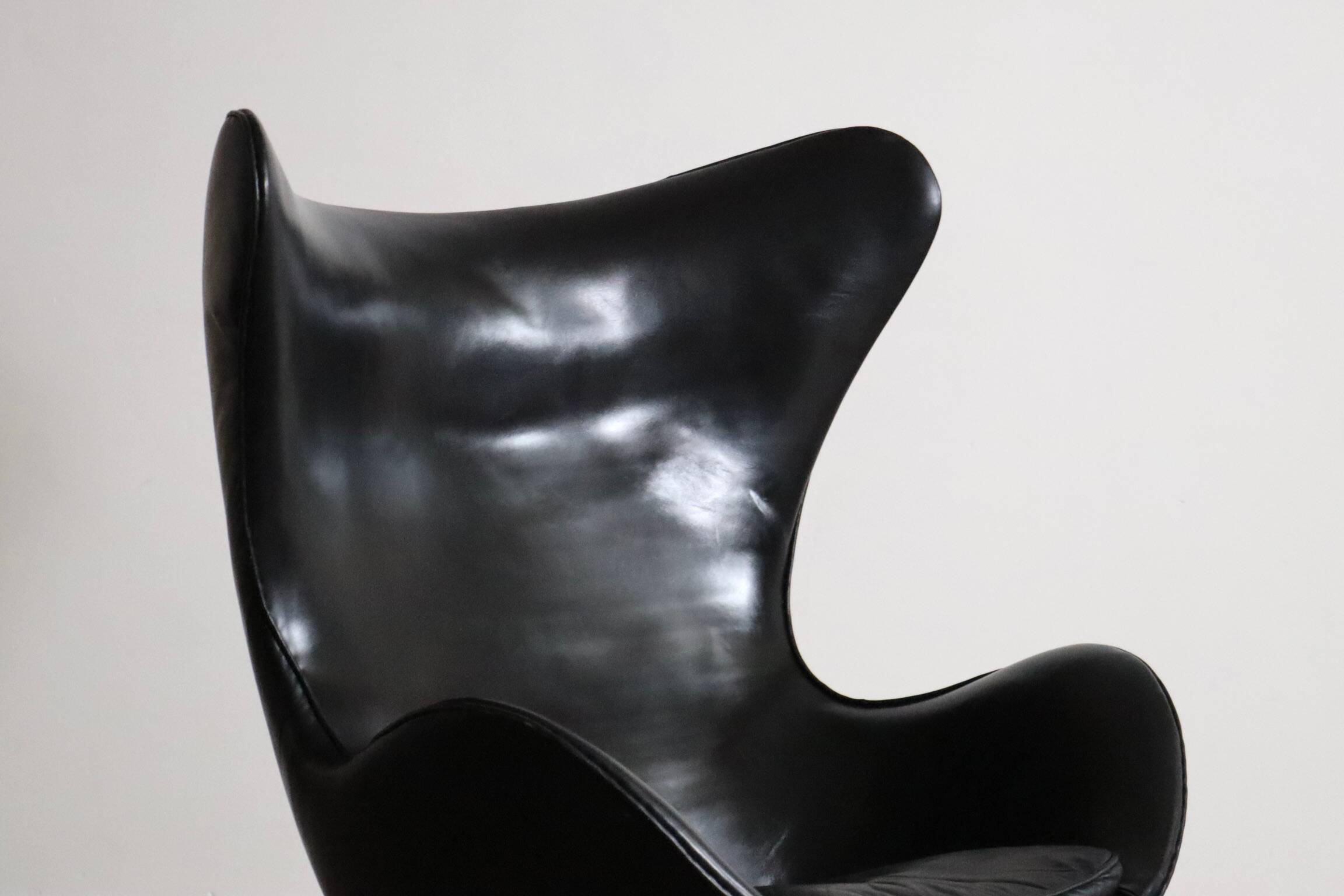 "Egg" armchair with ottoman, designed by Arne Jacobsen for Fritz Hansen, Denmark, 1963